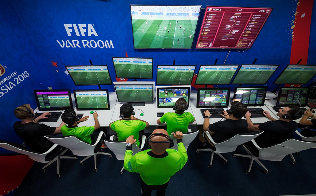 VAR là gì? Cách hoạt động và ảnh hưởng đến trận đấu - Khám Phá Thế Giới Công Nghệ Trong Bóng Đá